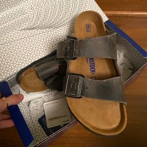 NWT Birkenstock Arizona softbed sandals in Iron